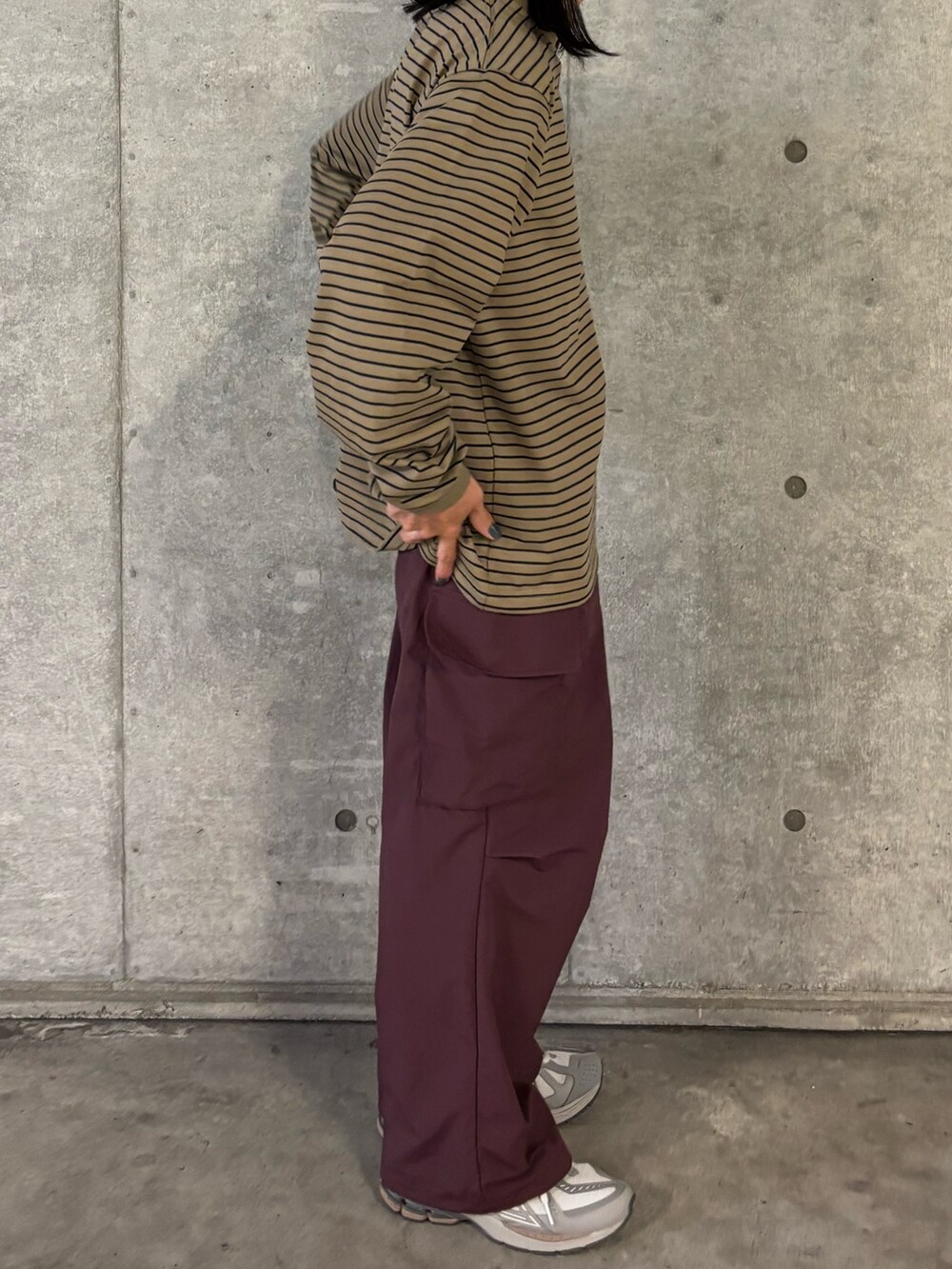 パープル系のその他パンツ、ベージュ系のTシャツ/カットソーを着用したメンズの秋コーディネートの2枚目の写真