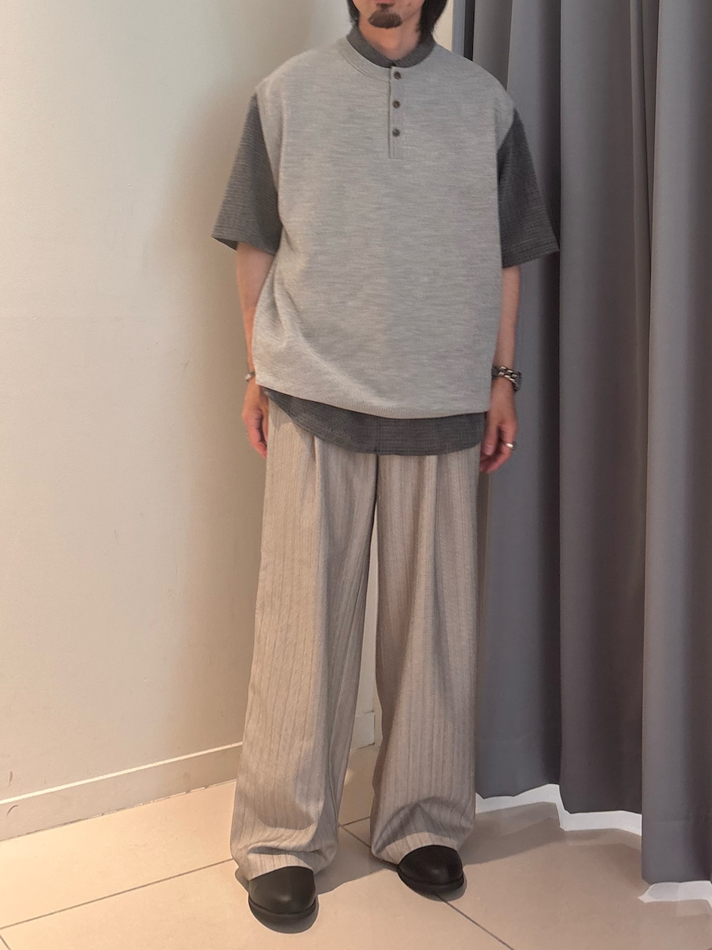 ブラック系のシャツ/ブラウス、グレー系のベスト、ベージュ系のその他パンツを着用したメンズの夏コーディネートの3枚目の写真
