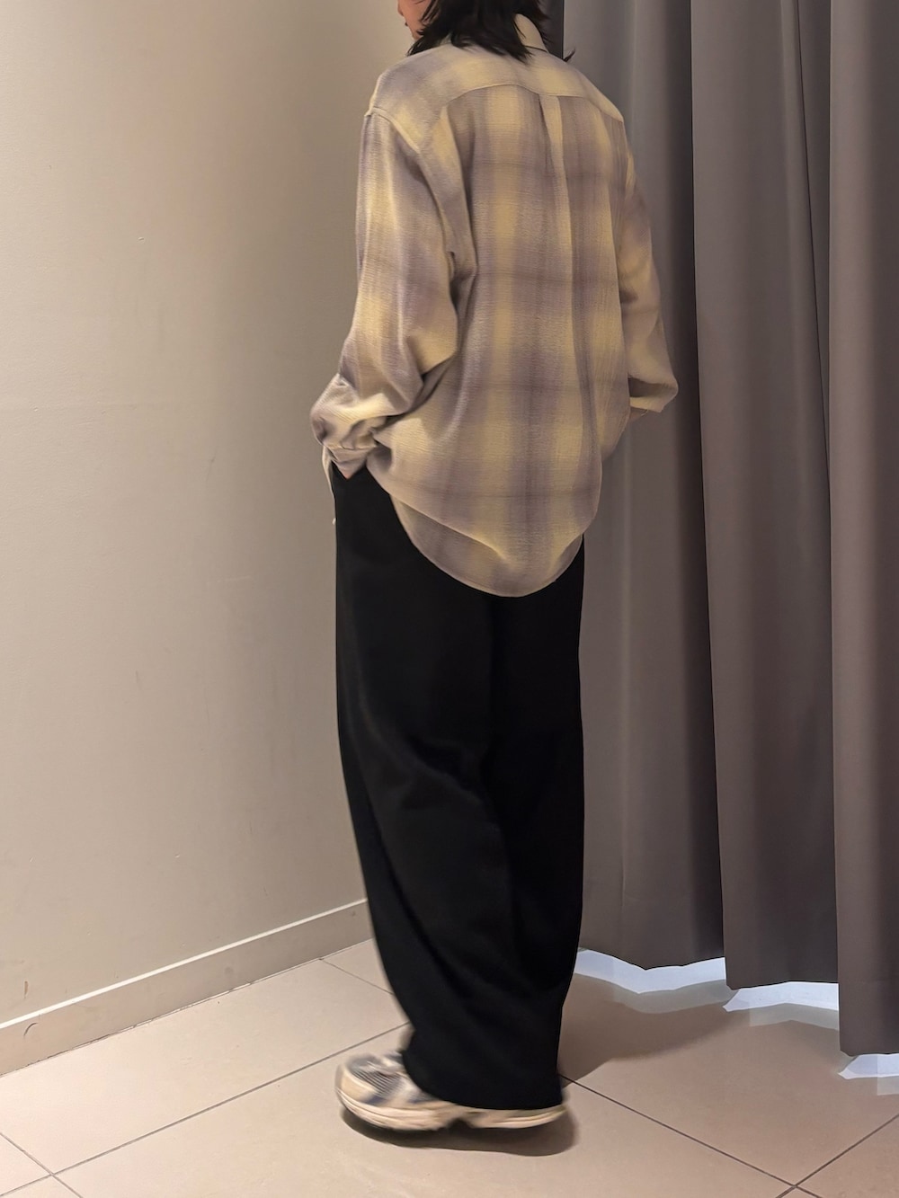 ブラック系のスラックス、イエロー系のシャツ/ブラウスを着用したメンズの春コーディネートの4枚目の写真