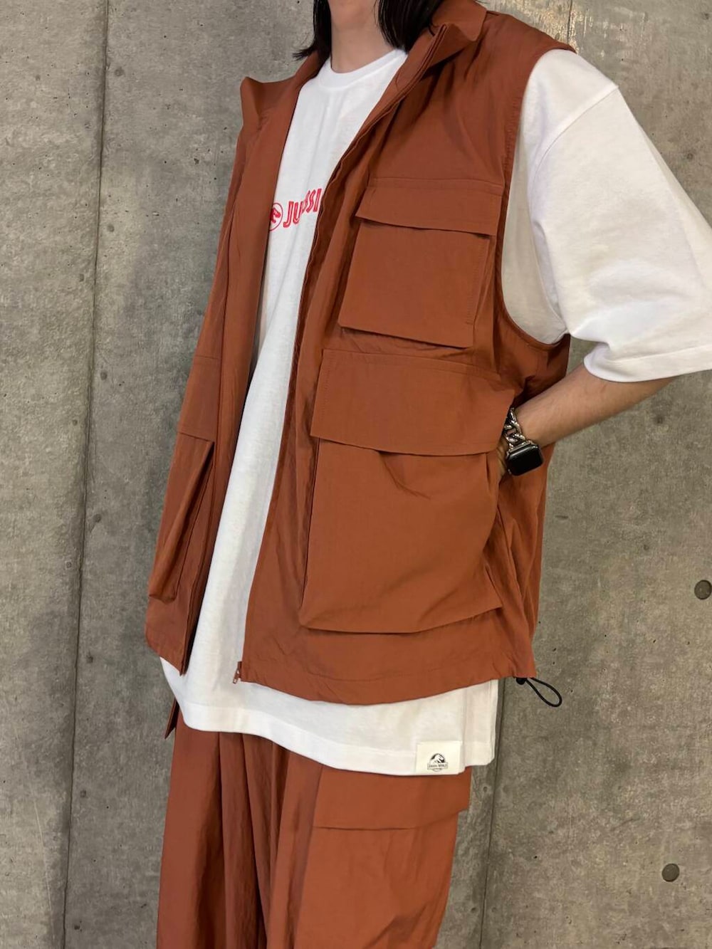 「ビッグシルエット、セットアップ、ベスト、オレンジ、カーゴパンツ、低身長、senseofplace、夏コーデ、プチプラ、休日スタイル、低身長コーデ、ユーティリティ、20代後半、細身」｜「SENSE OF PLACE by URBAN RESEARCHのユーティリティワイドカーゴパンツ（カーゴパンツ、オレンジ系）」を使った、Ryot@さん（メンズ・159cm）の夏コーディネートの2枚目の写真