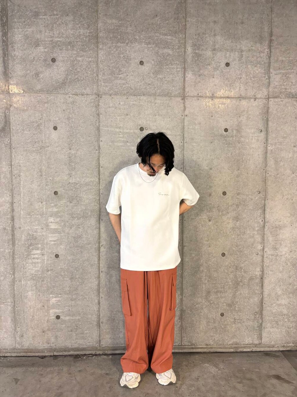 ホワイト系のTシャツ/カットソー、オレンジ系のその他パンツを着用したメンズの夏コーディネートの2枚目の写真