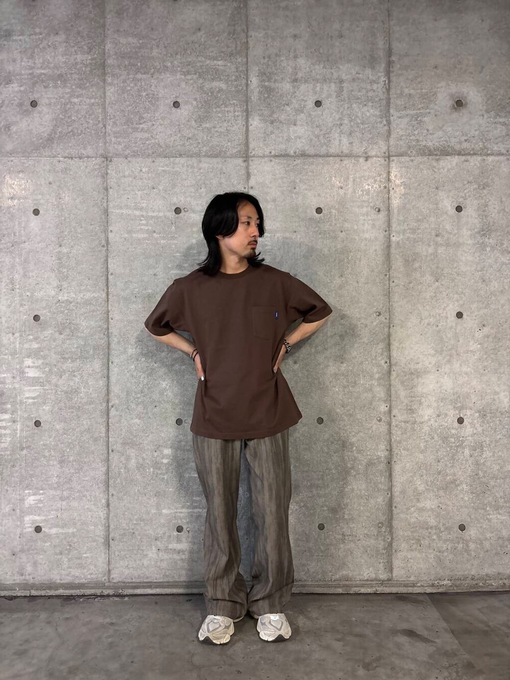 ブラウン系のTシャツ/カットソー、ベージュ系のその他パンツを着用したメンズの夏コーディネートの5枚目の写真