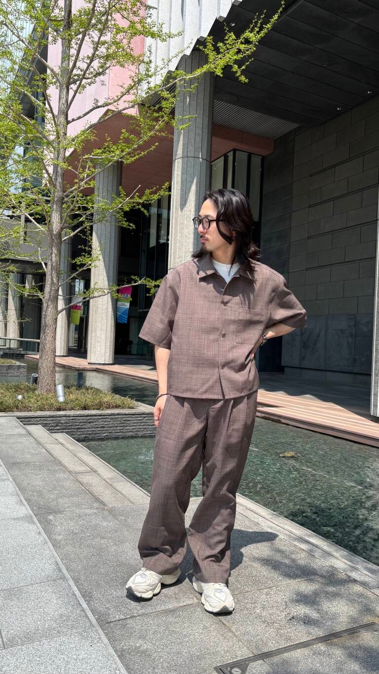 ブラウン系のシャツ/ブラウス、ブラウン系のその他パンツ、ホワイト系のTシャツ/カットソーを着用したメンズの春コーディネートの4枚目の写真