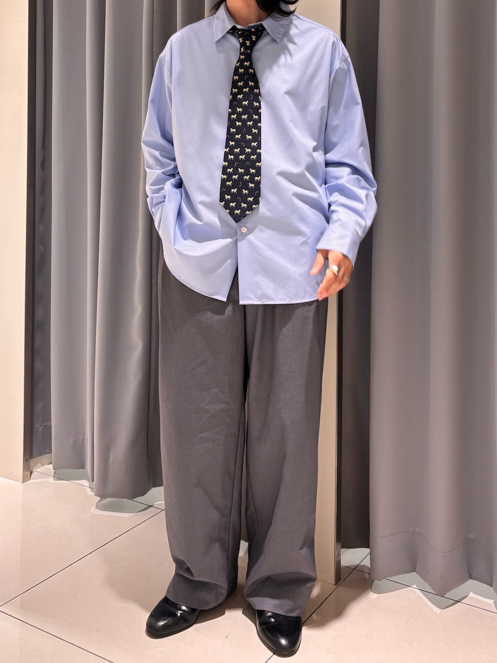 ブルー系のシャツ/ブラウス、グレー系のその他パンツ、ブルー系のネクタイを着用したメンズの秋コーディネートの3枚目の写真