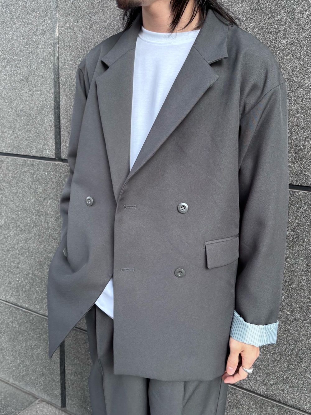 ブルー系のその他アウター、ブルー系のその他パンツを着用したメンズの冬コーディネートの4枚目の写真