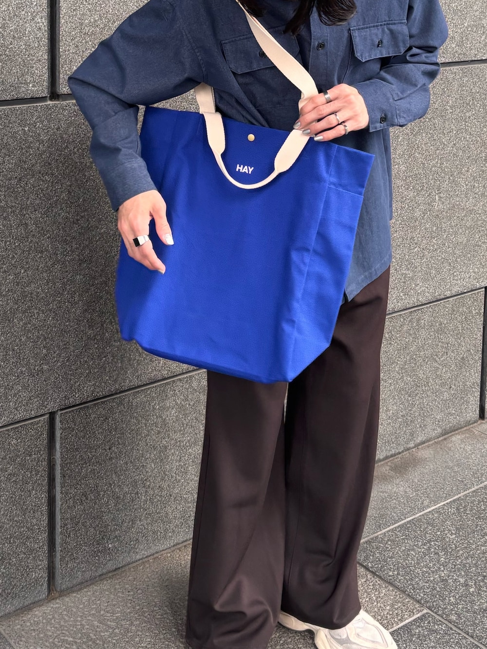 ブルー系のシャツ/ブラウス、ブラウン系のその他パンツを着用したメンズの春コーディネートの3枚目の写真