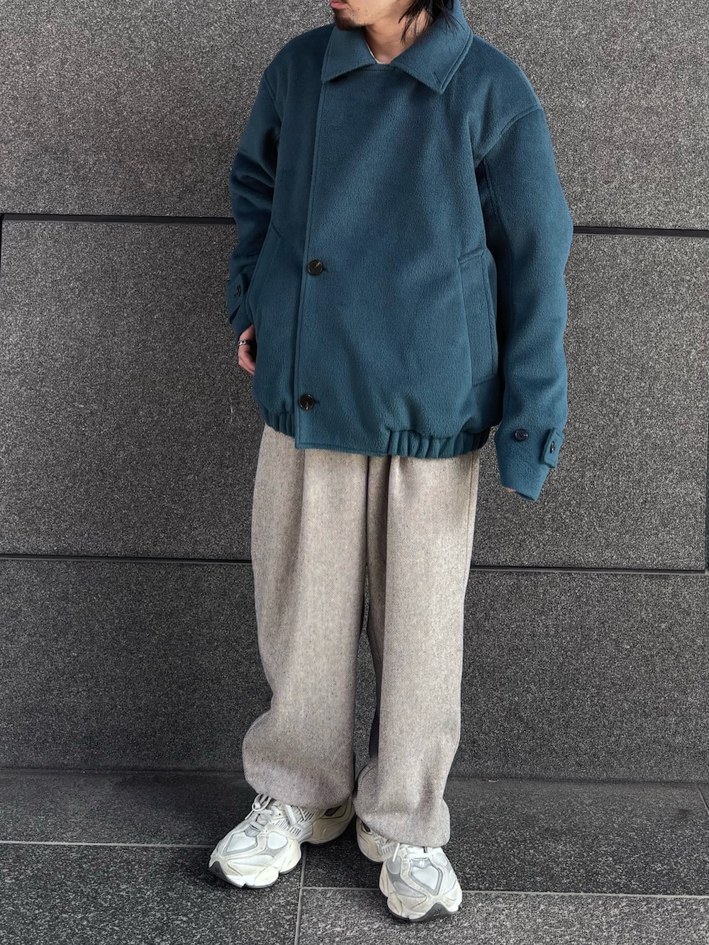 ベージュ系のその他パンツ、ブルー系のブルゾンを着用したメンズの冬コーディネートの3枚目の写真