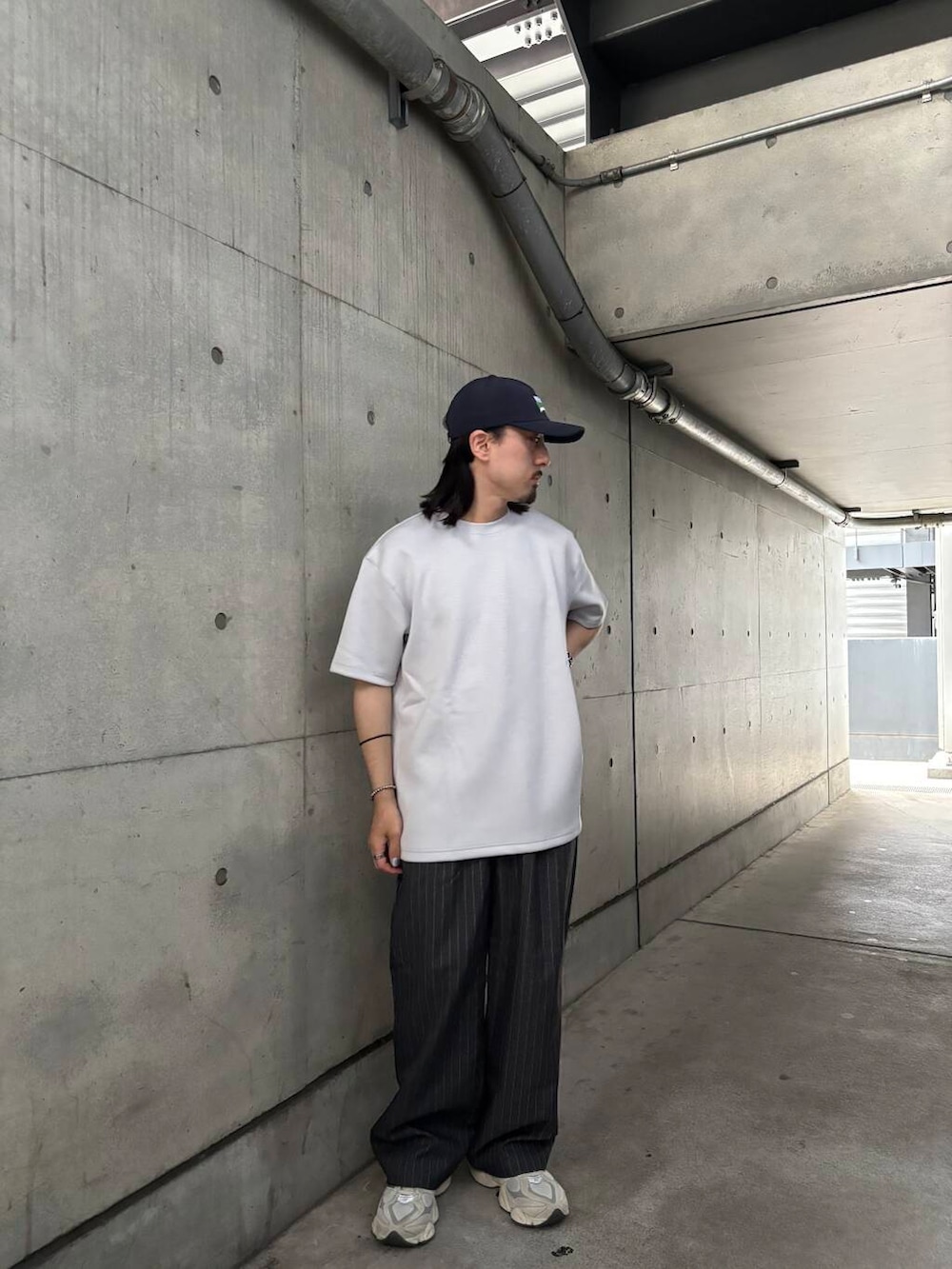 グレー系のTシャツ/カットソー、グレー系のその他パンツを着用したメンズの夏コーディネートの2枚目の写真