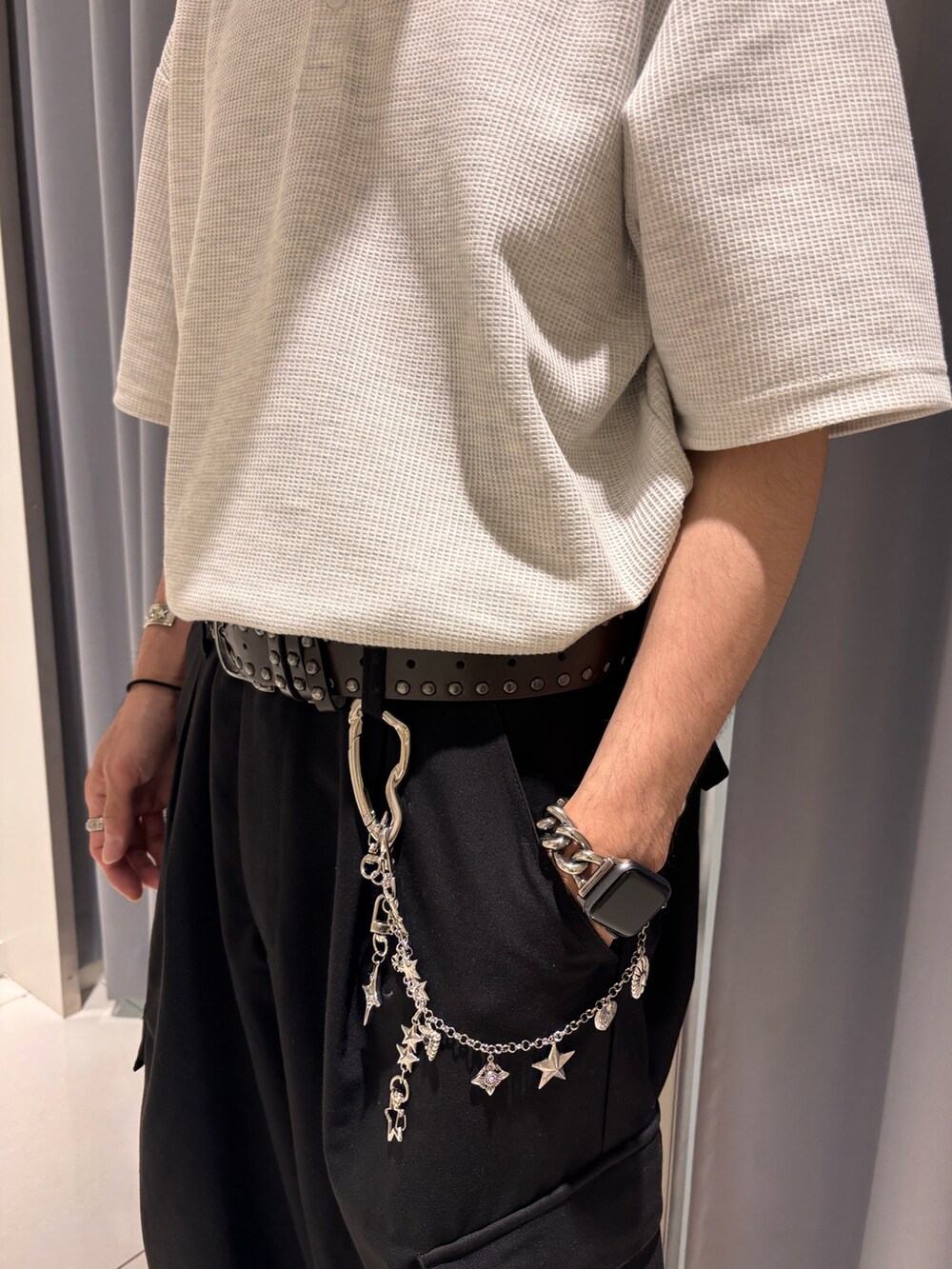 ブラック系のその他パンツ、グレー系のTシャツ/カットソーを着用したメンズの夏コーディネートの3枚目の写真