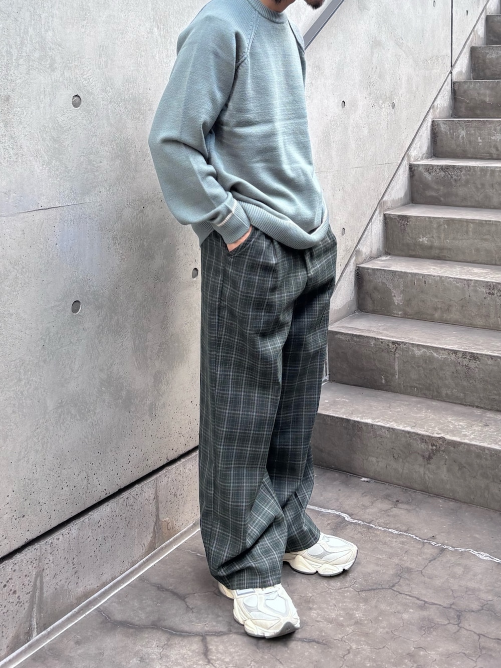 グリーン系のニット/セーター、グリーン系のスラックスを着用したメンズの秋コーディネートの2枚目の写真