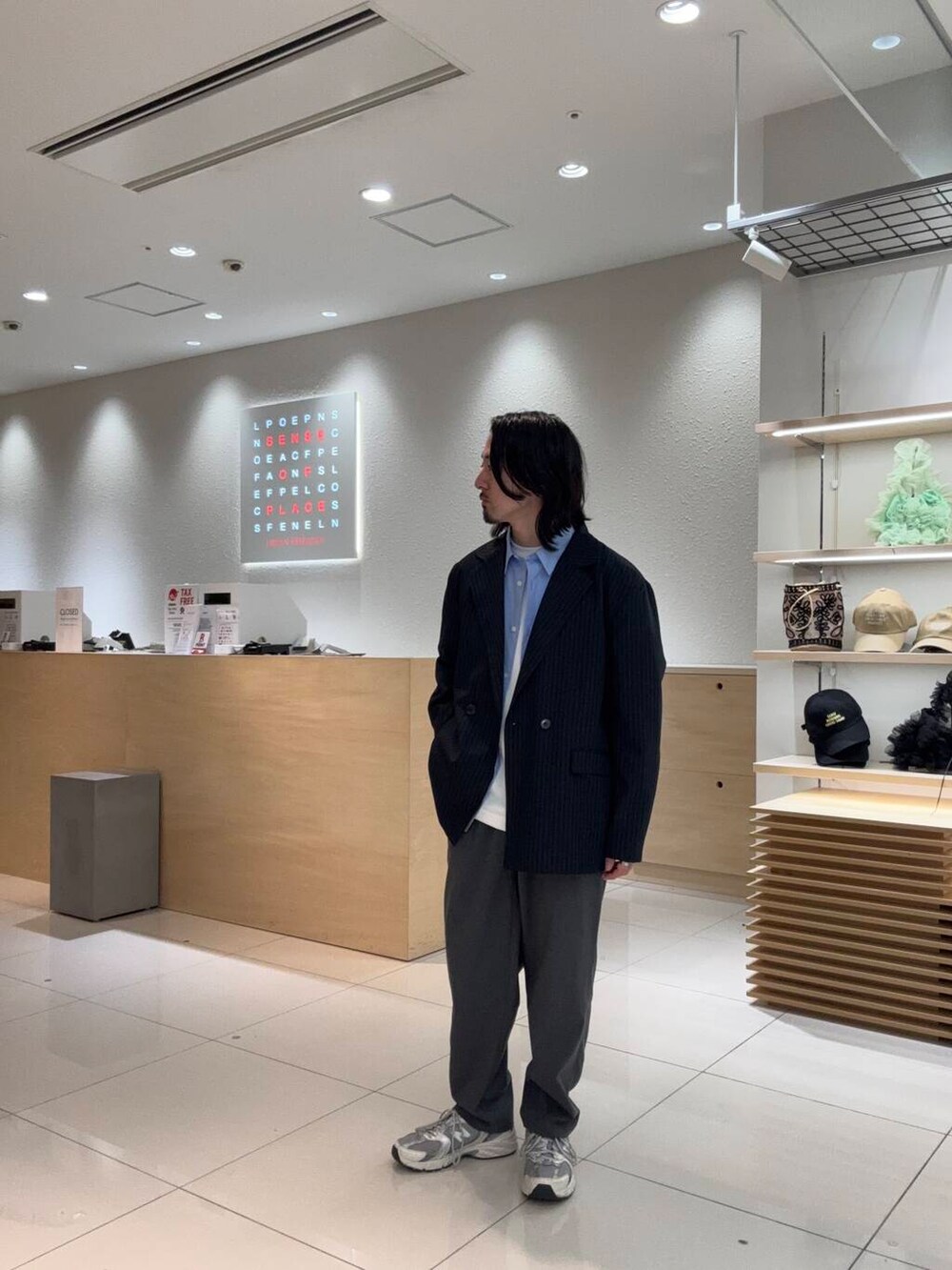 グレー系のその他パンツ、ブルー系のシャツ/ブラウス、ブルー系のその他アウターを着用したメンズの春コーディネートの3枚目の写真