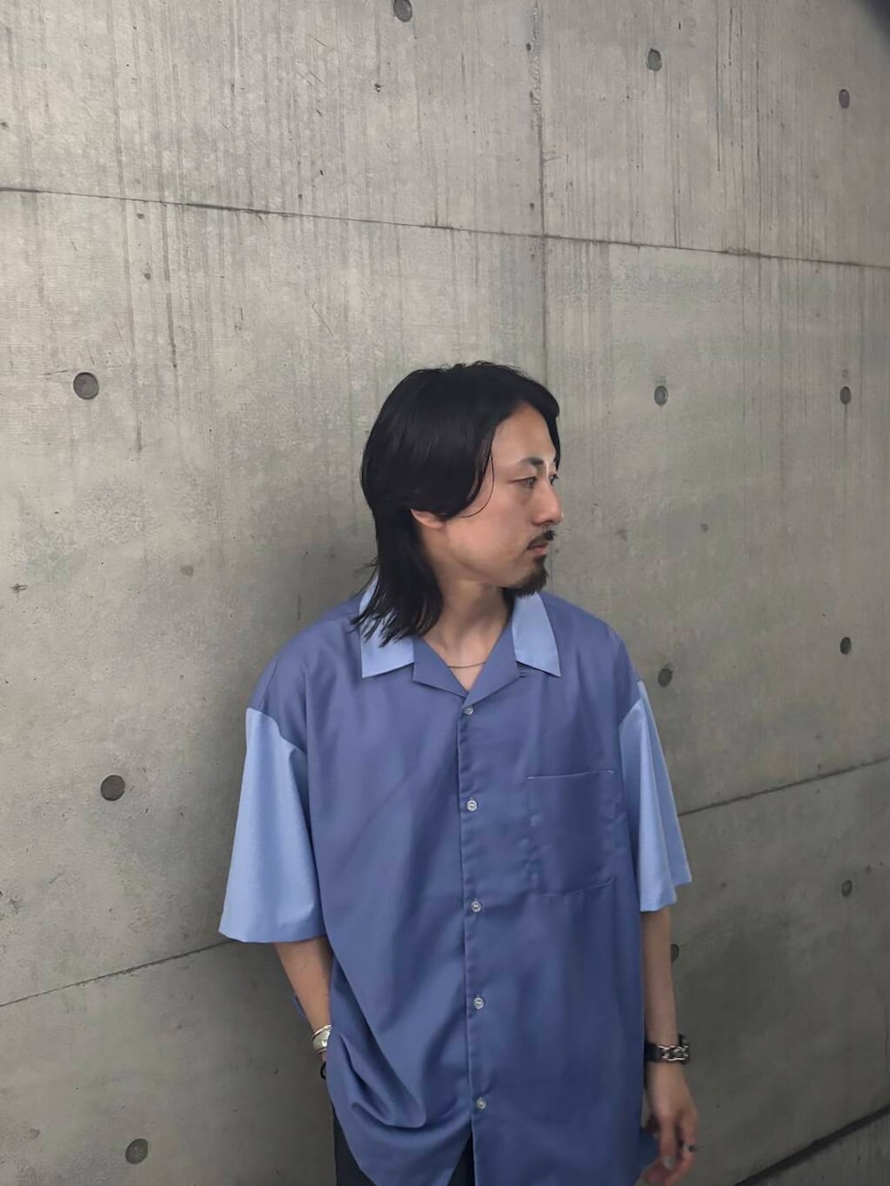 ブラック系のその他パンツ、ブルー系のシャツ/ブラウスを着用したメンズの夏コーディネートの5枚目の写真