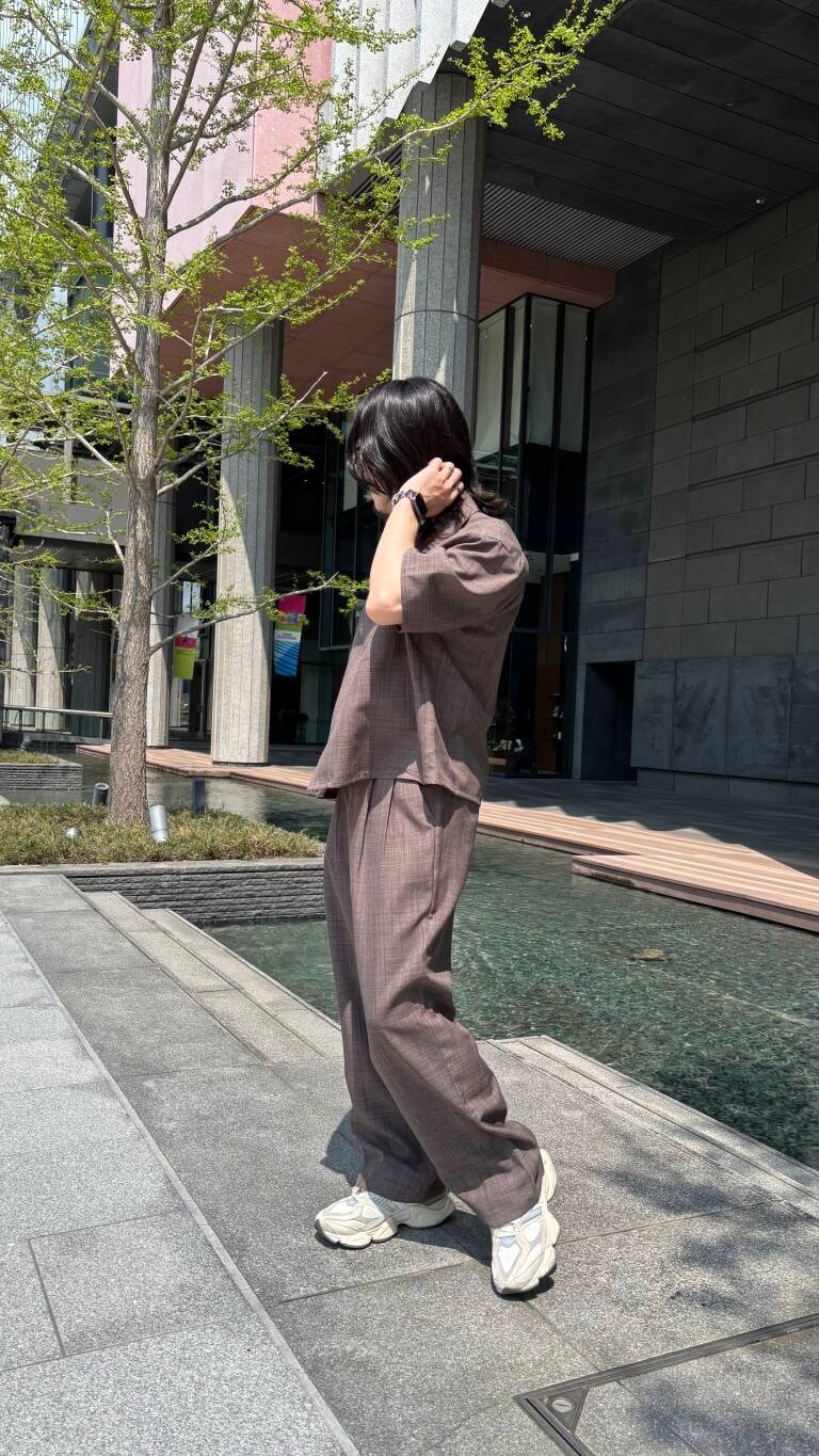 ブラウン系のシャツ/ブラウス、ブラウン系のその他パンツ、ホワイト系のTシャツ/カットソーを着用したメンズの春コーディネートの5枚目の写真