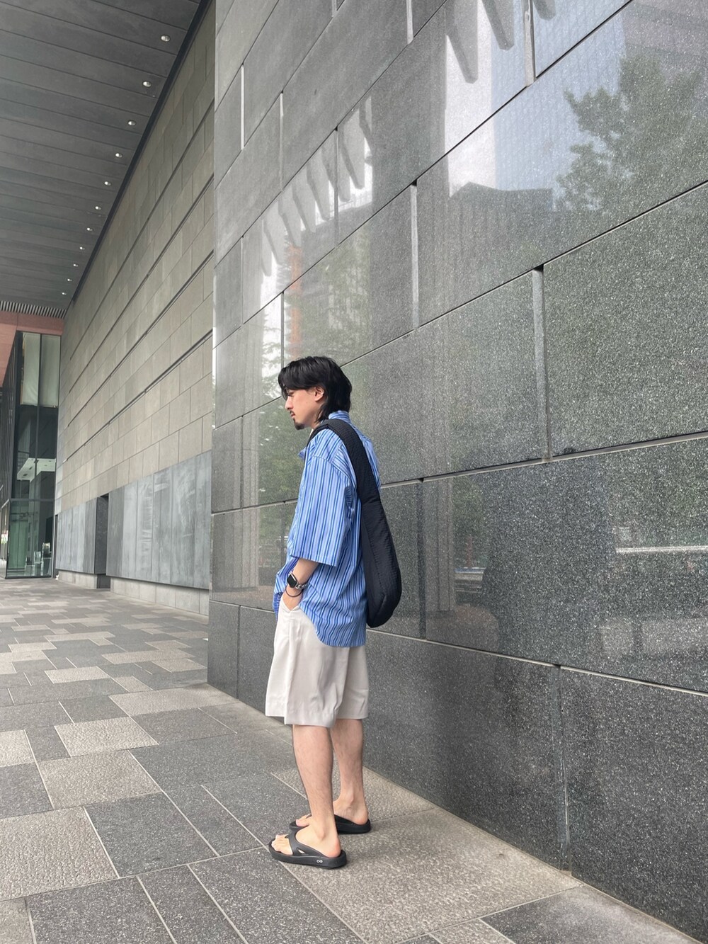 その他のシャツ/ブラウス、ベージュ系のその他パンツを着用したメンズの夏コーディネートの2枚目の写真