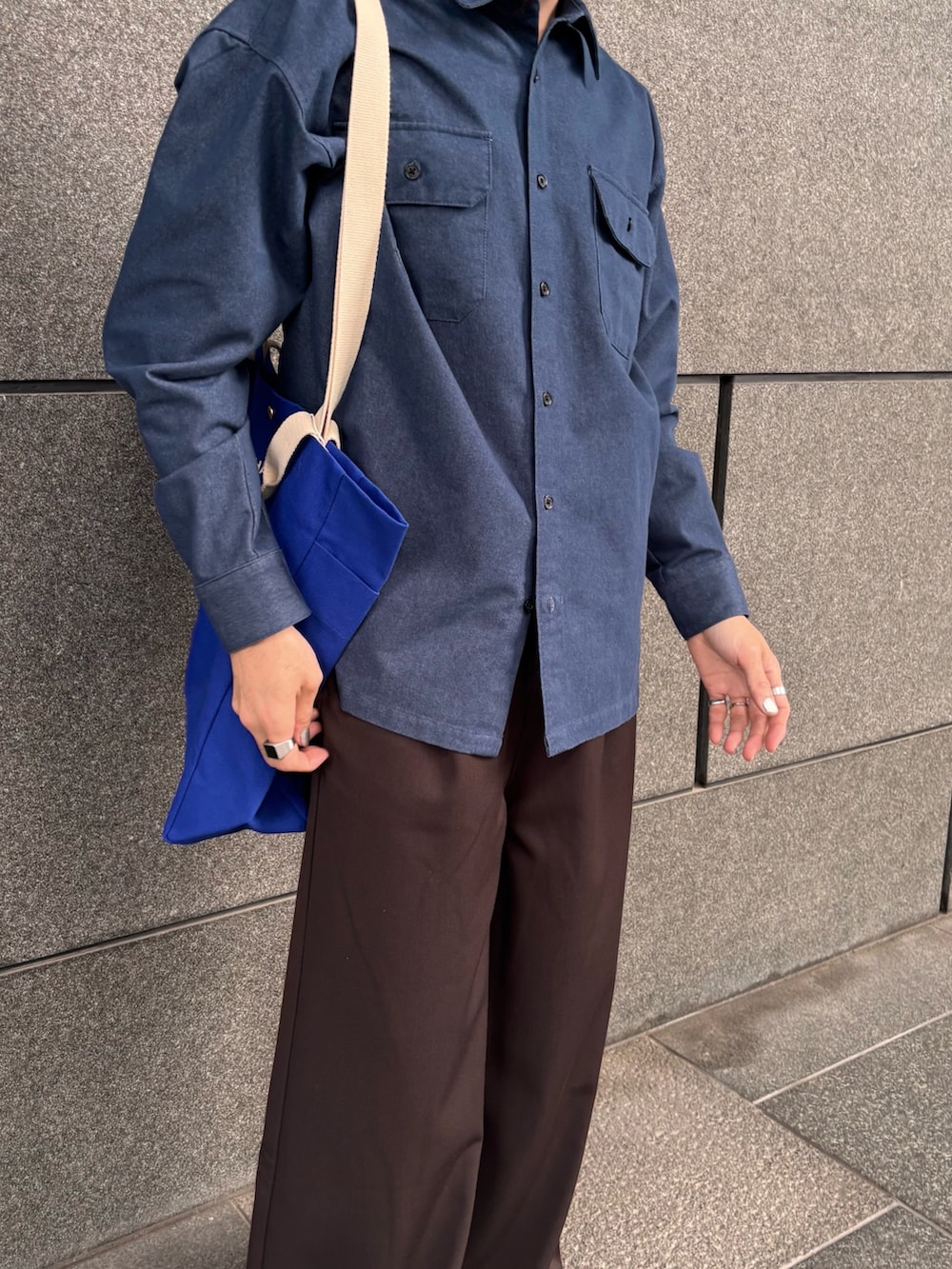 ブルー系のシャツ/ブラウス、ブラウン系のその他パンツを着用したメンズの春コーディネートの2枚目の写真