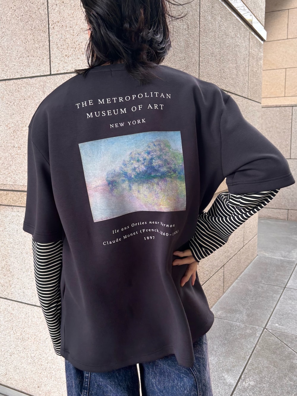 ブラック系のTシャツ/カットソー、ホワイト系のTシャツ/カットソー、ブルー系のデニムパンツを着用したメンズの春コーディネートの2枚目の写真