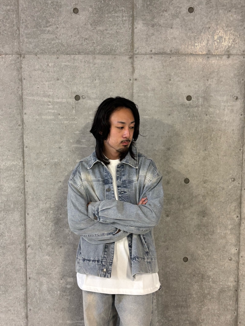 ブルー系のデニムパンツ、ブルー系のデニムジャケットを着用したメンズの秋コーディネートの4枚目の写真