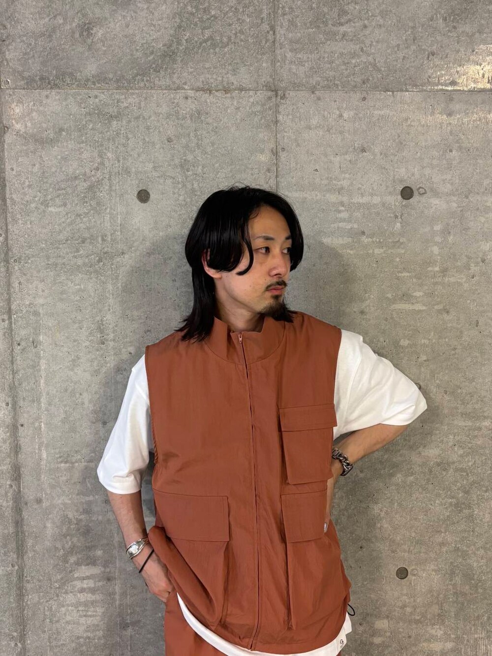 「ビッグシルエット、セットアップ、ベスト、オレンジ、カーゴパンツ、低身長、senseofplace、夏コーデ、プチプラ、休日スタイル、低身長コーデ、ユーティリティ、20代後半、細身」｜「SENSE OF PLACE by URBAN RESEARCHのユーティリティワイドカーゴパンツ（カーゴパンツ、オレンジ系）」を使った、Ryot@さん（メンズ・159cm）の夏コーディネートの5枚目の写真