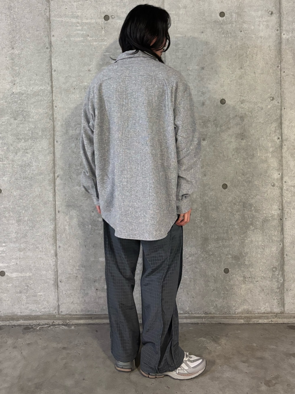 ブルー系のシャツ/ブラウス、グレー系のその他パンツを着用したメンズの秋コーディネートの2枚目の写真