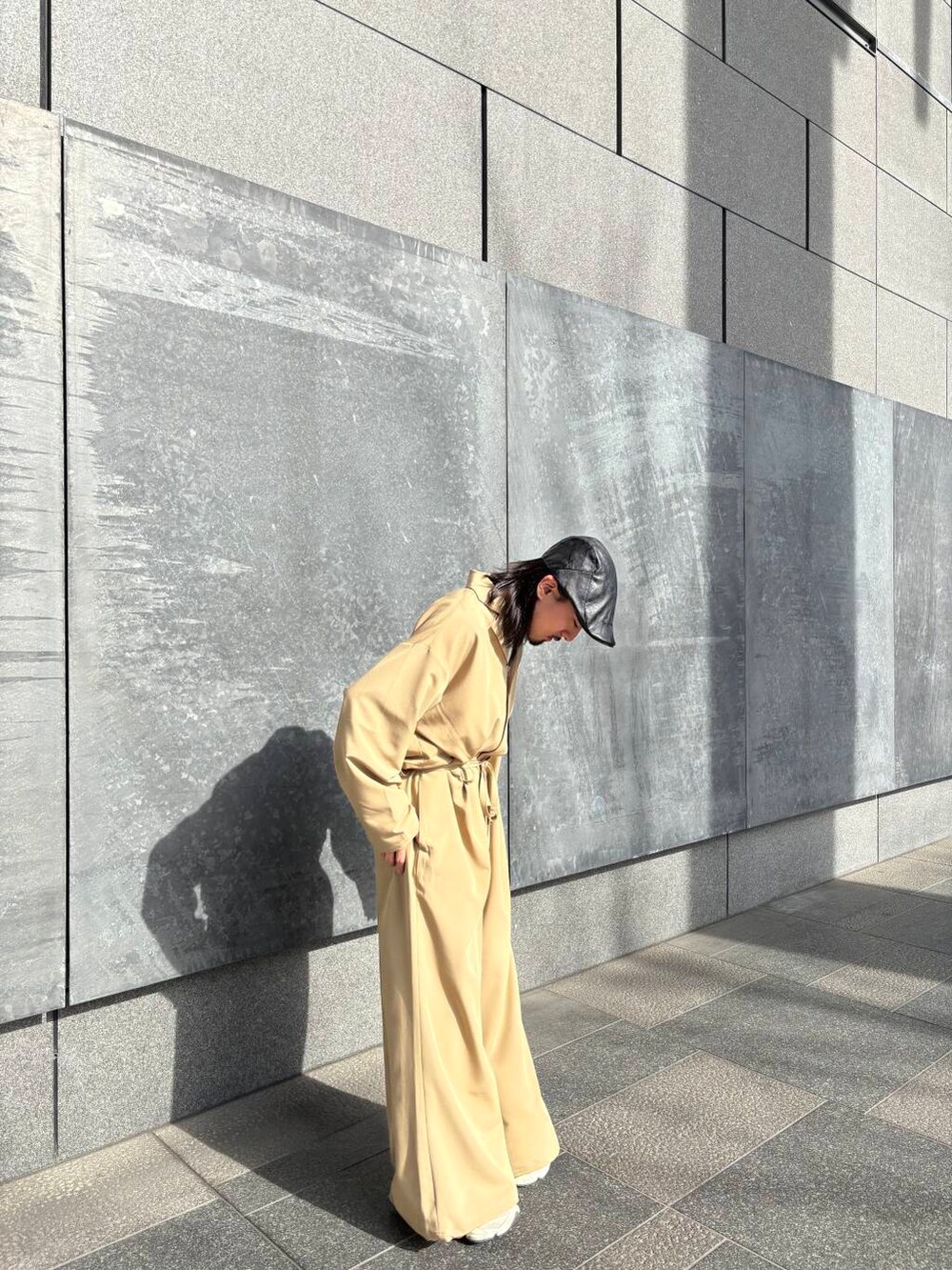 ベージュ系のその他パンツを着用したメンズの春コーディネートの3枚目の写真