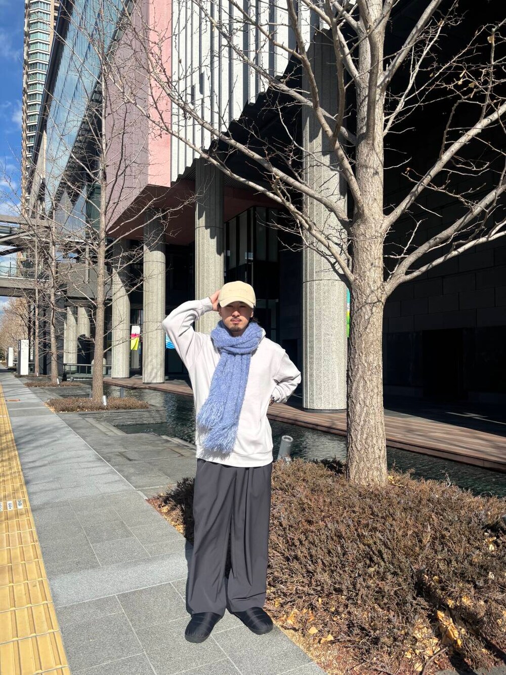 グレー系のパーカー、グレー系のその他パンツ、ベージュ系のキャップを着用したメンズの冬コーディネートの2枚目の写真