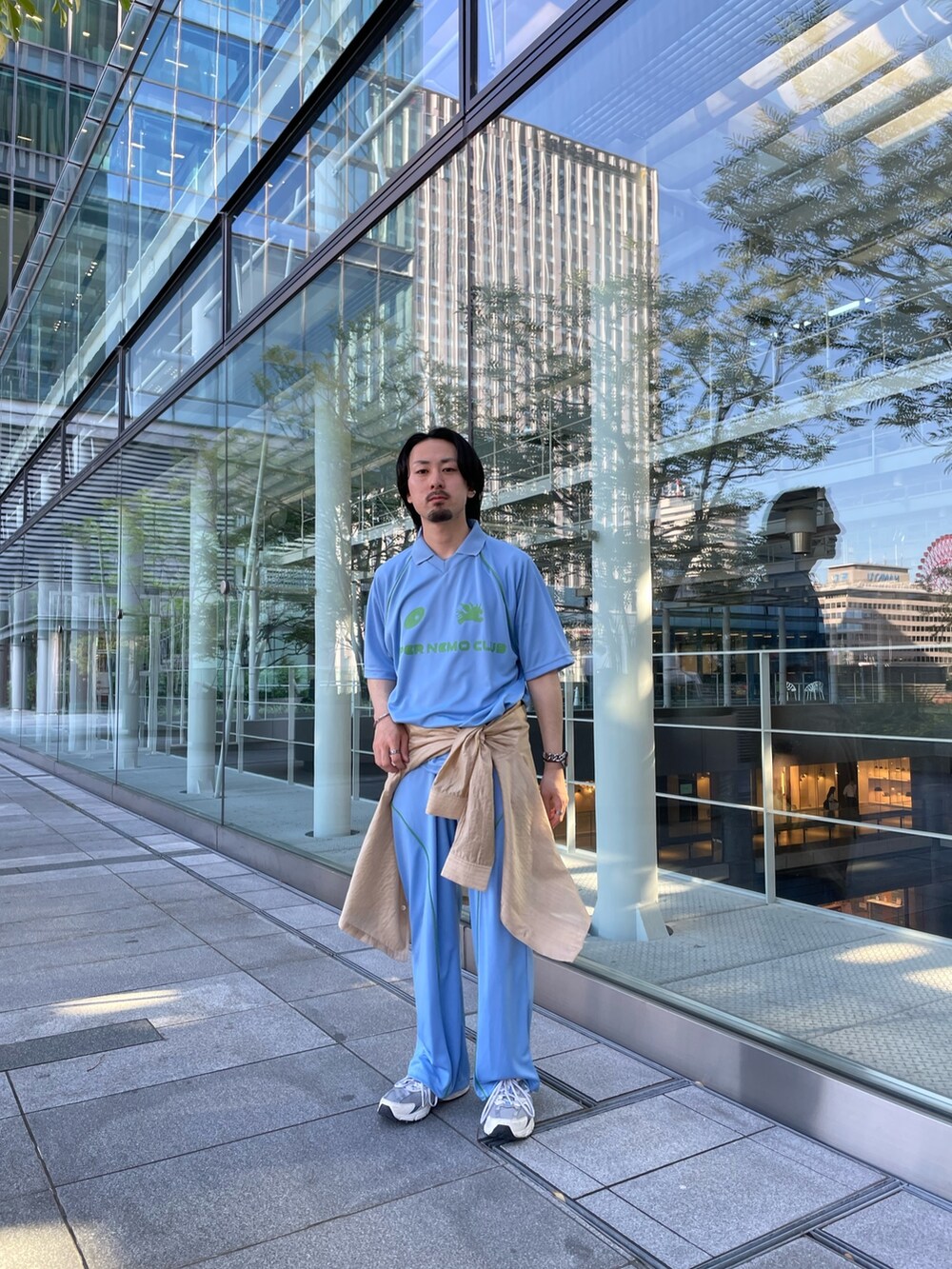 ブルー系のその他パンツ、ベージュ系のシャツ/ブラウス、ブルー系のTシャツ/カットソーを着用したメンズの夏コーディネートの2枚目の写真