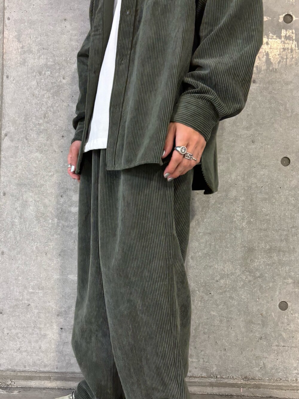 グリーン系のシャツ/ブラウス、グリーン系のその他パンツを着用したメンズの秋コーディネートの4枚目の写真