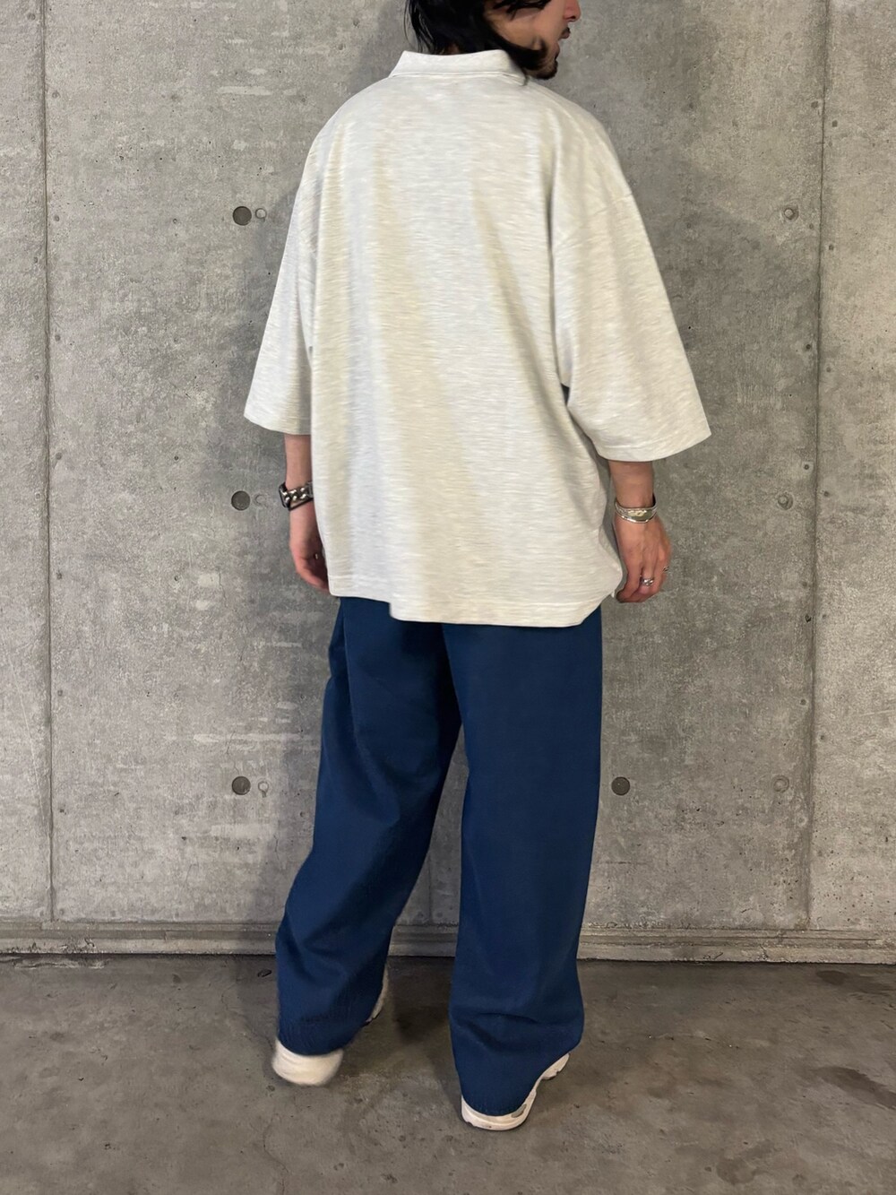 ベージュ系のポロシャツ、ブルー系のその他パンツを着用したメンズの秋コーディネートの3枚目の写真