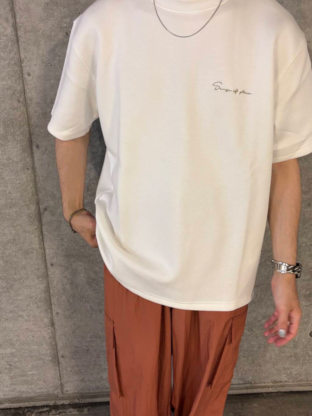 ホワイト系のTシャツ/カットソー、オレンジ系のその他パンツを着用したメンズの夏コーディネートの5枚目の写真