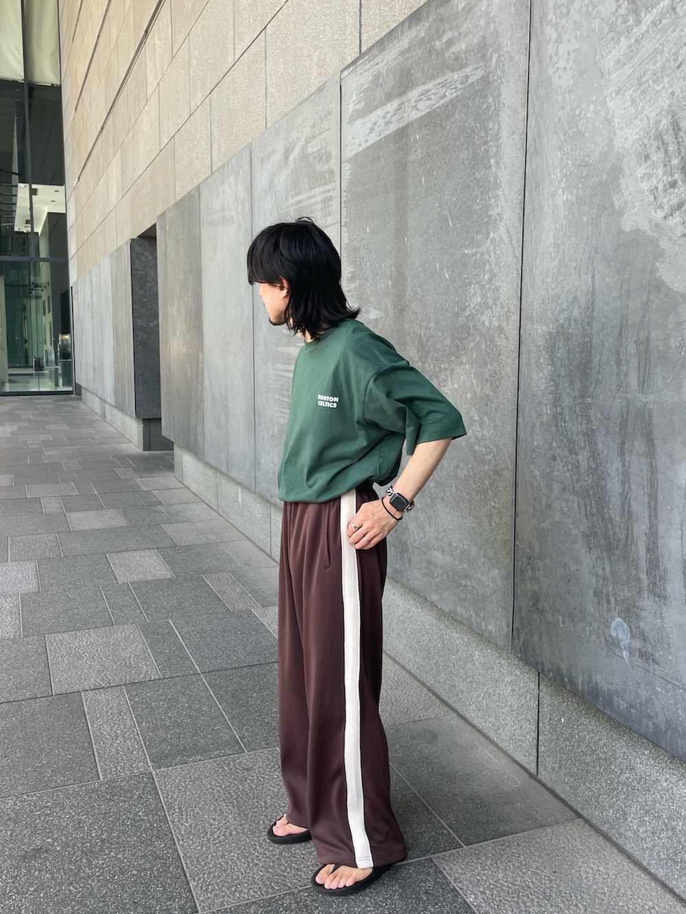 その他のその他パンツ、グリーン系のTシャツ/カットソーを着用したメンズの夏コーディネートの2枚目の写真