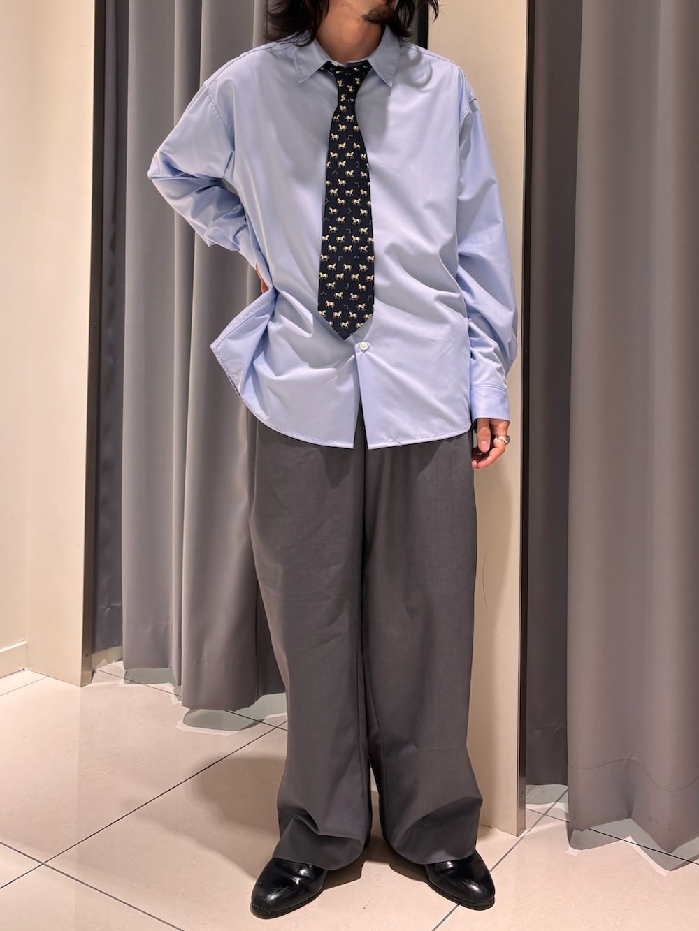 ブルー系のシャツ/ブラウス、グレー系のその他パンツ、ブルー系のネクタイを着用したメンズの秋コーディネートの4枚目の写真