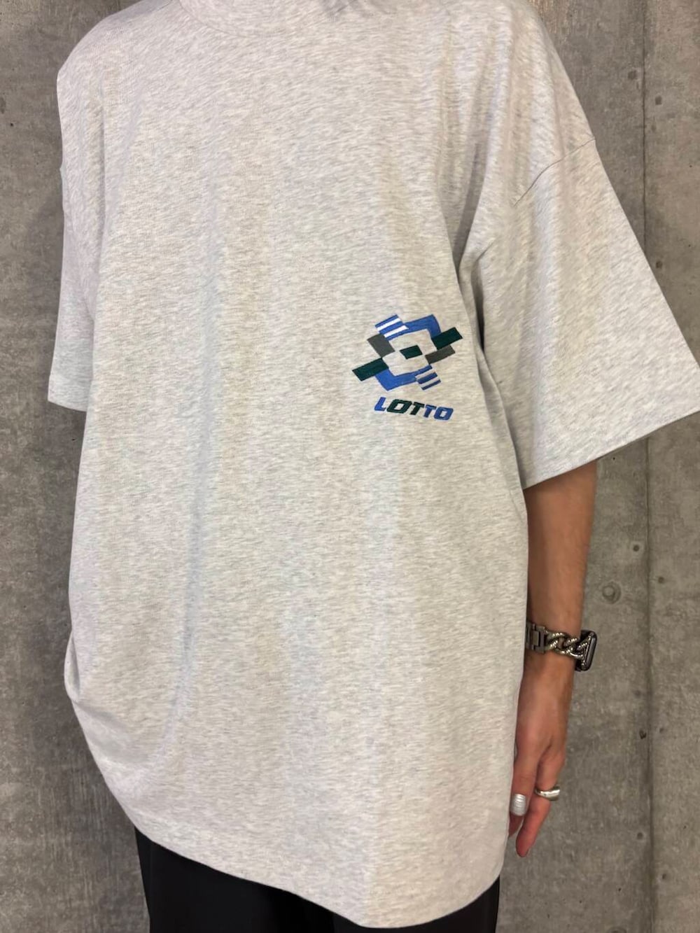 グレー系のその他パンツ、グレー系のTシャツ/カットソーを着用したメンズの夏コーディネートの3枚目の写真