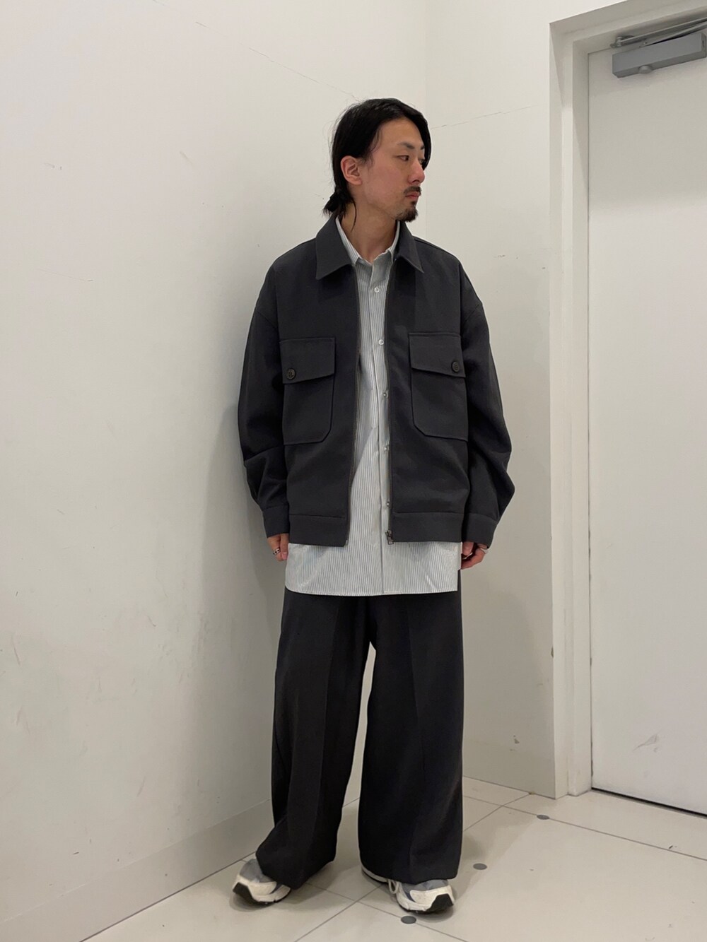グレー系のその他パンツ、グレー系のブルゾンを着用したメンズの秋コーディネートの2枚目の写真
