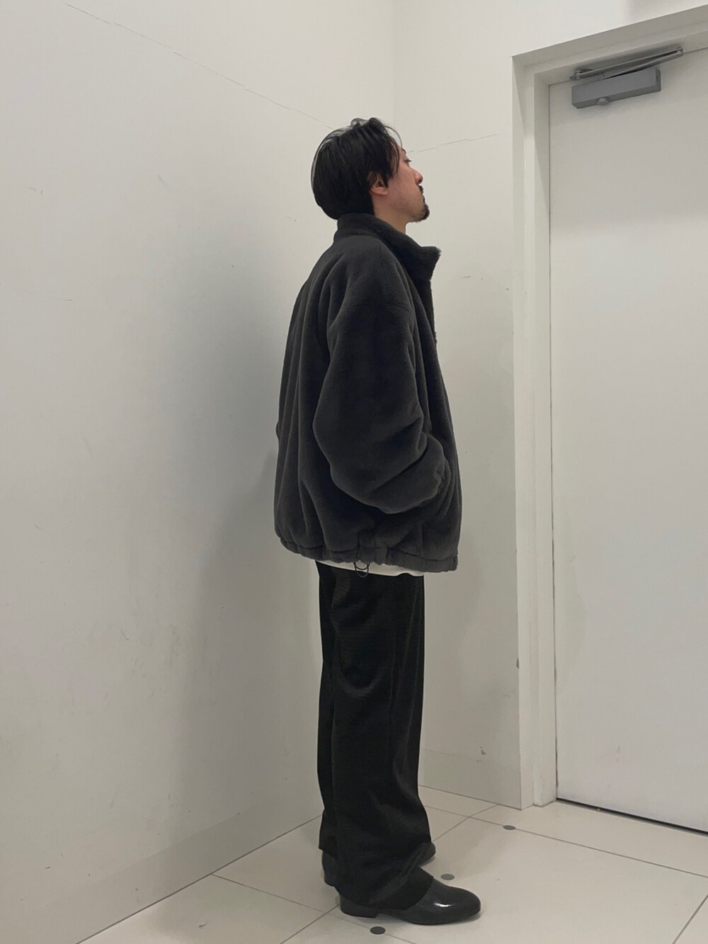 ブラック系のその他パンツ、グレー系のブルゾンを着用したメンズの冬コーディネートの3枚目の写真