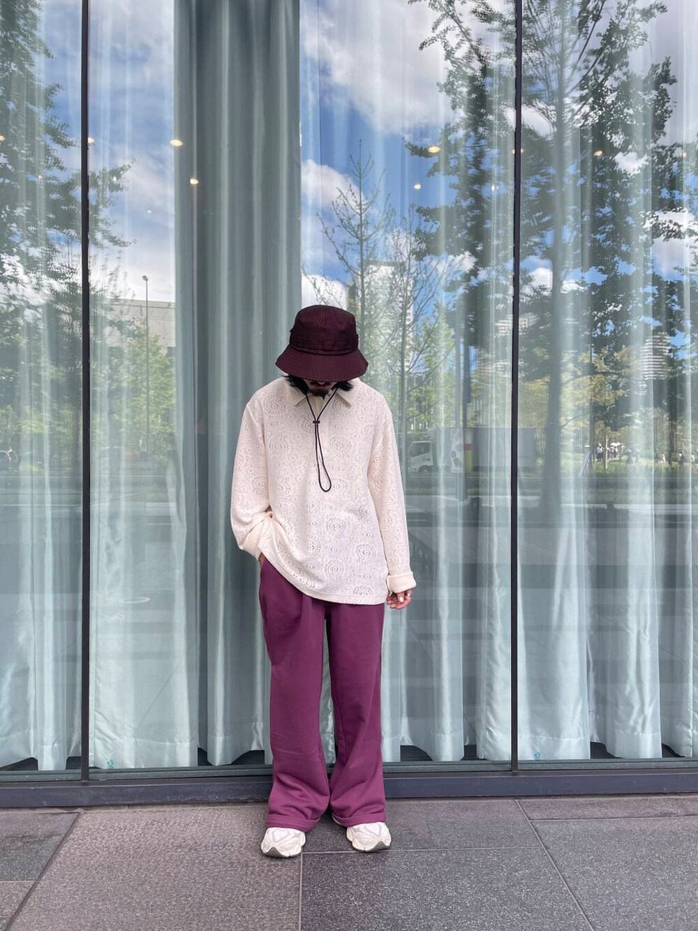 ホワイト系のポロシャツ、ピンク系のその他パンツ、オレンジ系のハットを着用したメンズの秋コーディネートの2枚目の写真