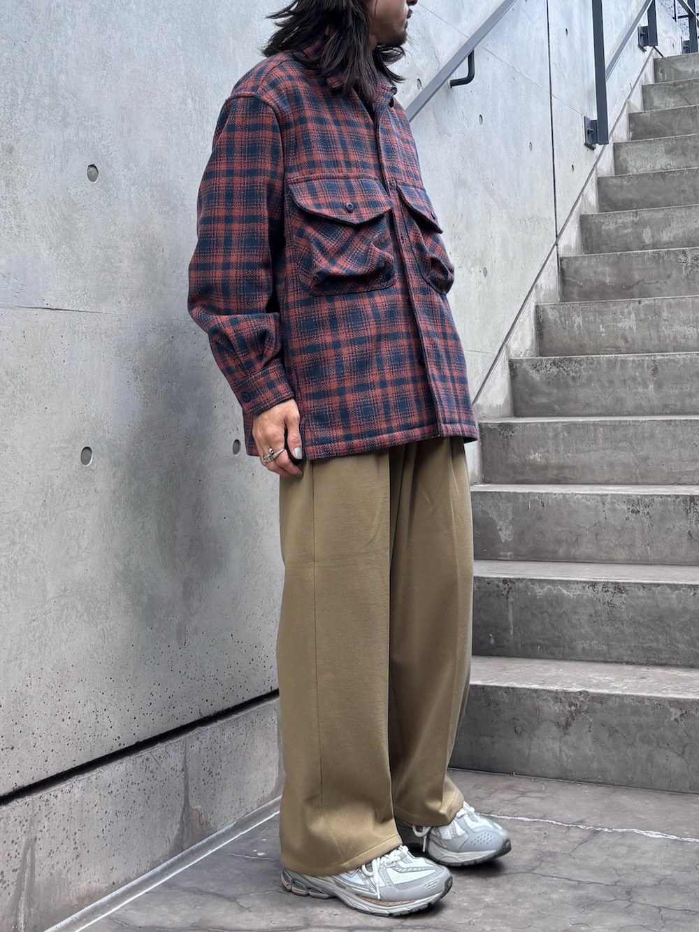 ブルー系のその他アウター、ベージュ系のその他パンツを着用したメンズの秋コーディネートの3枚目の写真