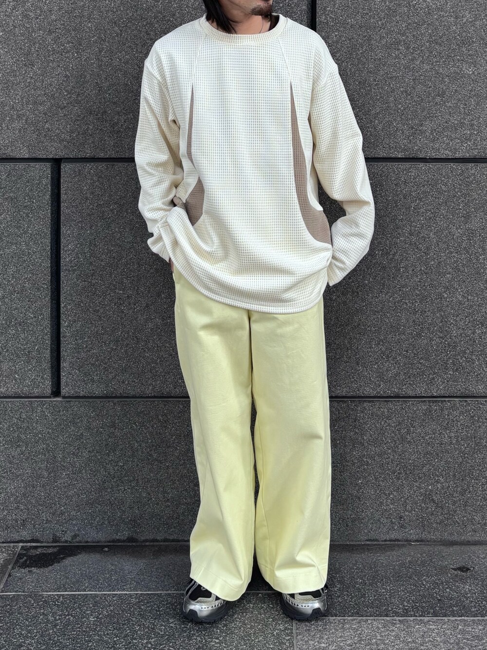 ホワイト系のTシャツ/カットソー、イエロー系のその他パンツを着用したメンズの冬コーディネートの5枚目の写真