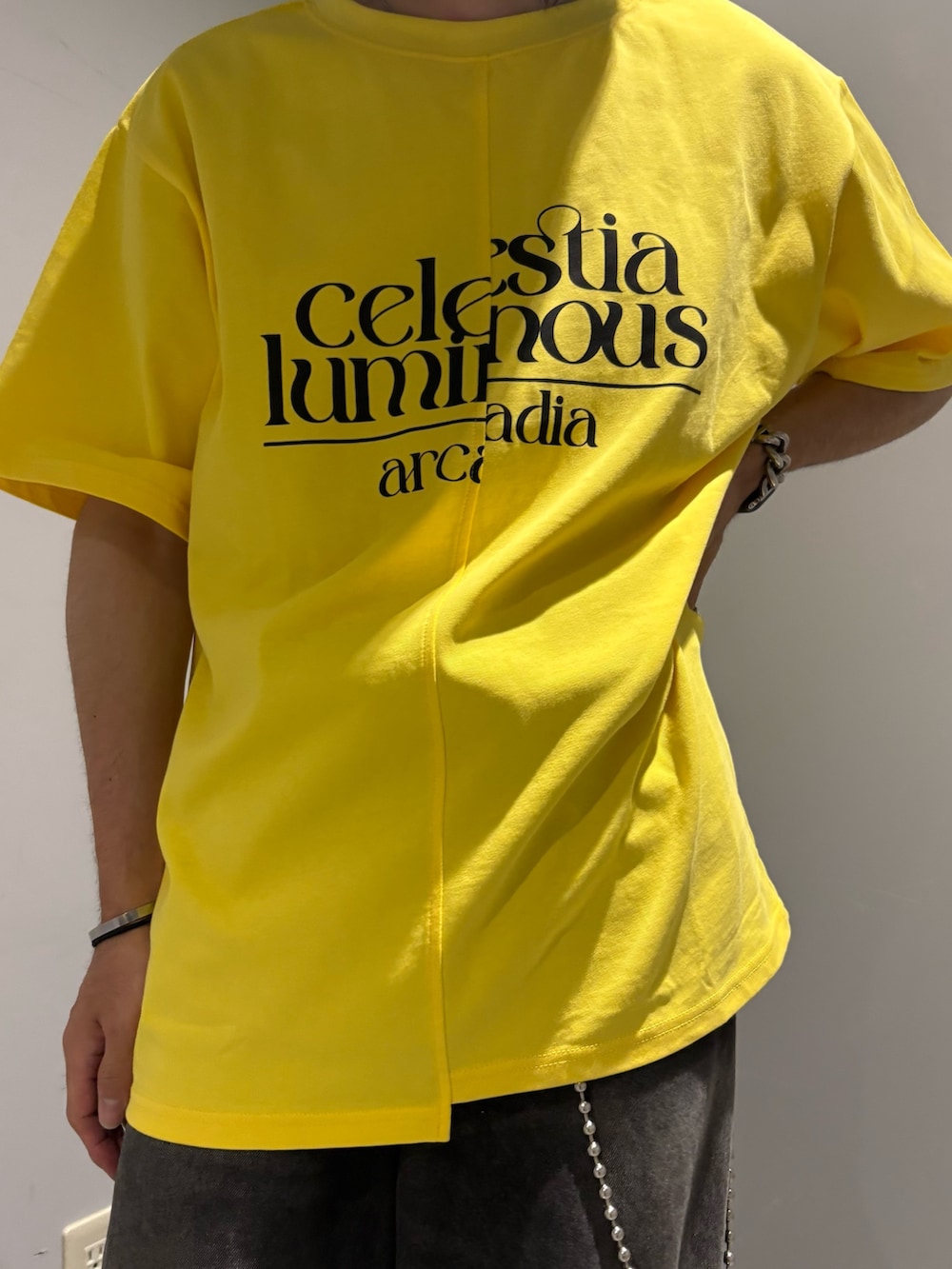 イエロー系のTシャツ/カットソー、ブラック系のデニムパンツを着用したメンズの夏コーディネートの2枚目の写真