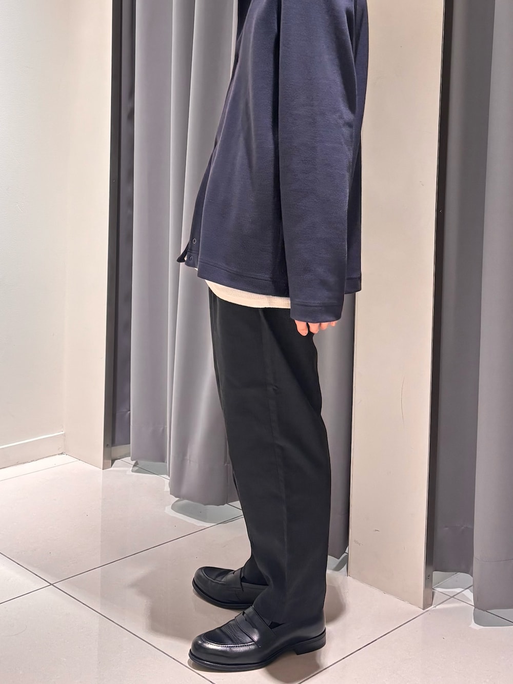 ブラック系のその他パンツ、ブルー系のカーディガン/ボレロを着用したメンズの秋コーディネートの4枚目の写真