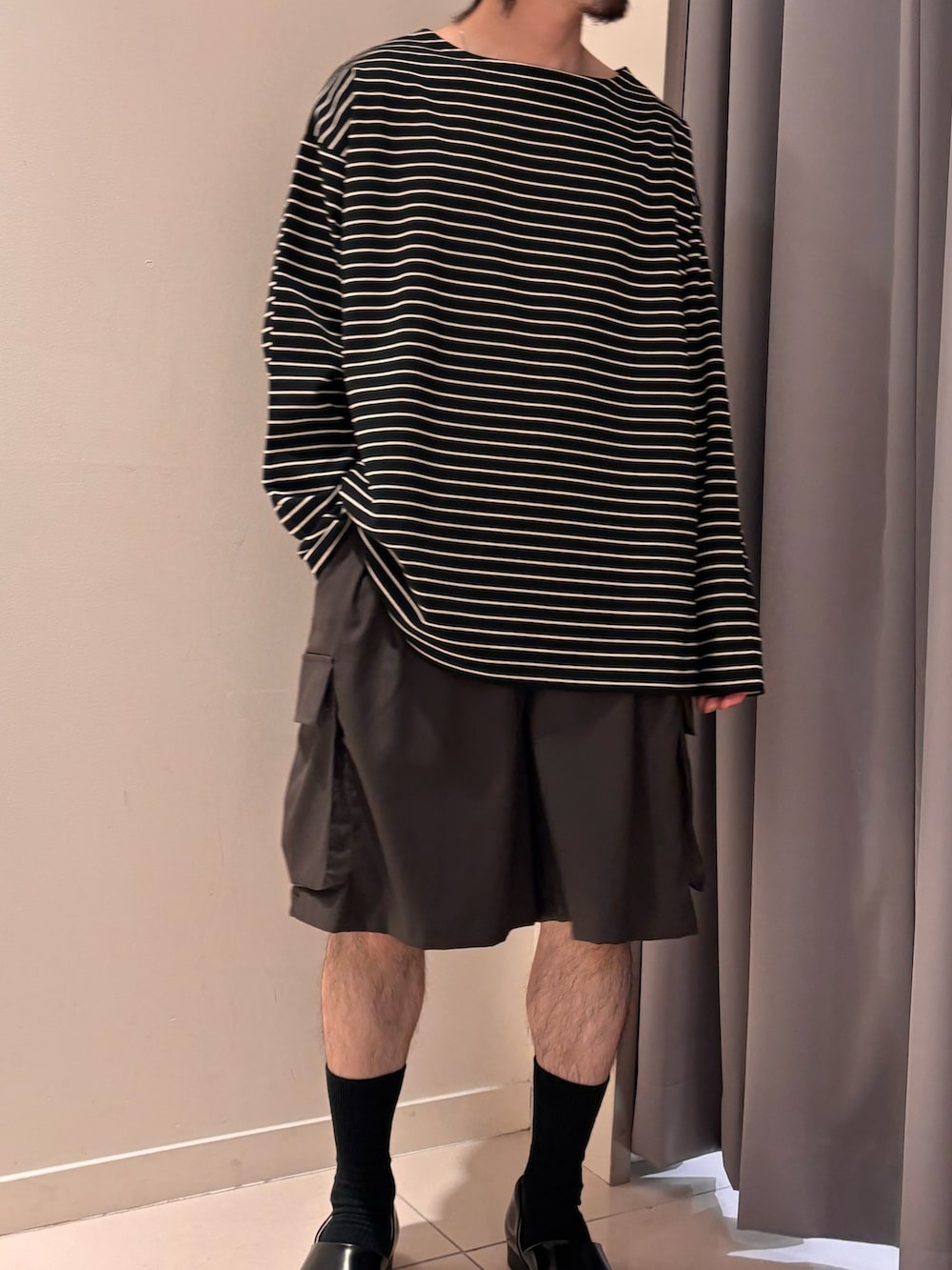 ブラック系のTシャツ/カットソー、グレー系のその他パンツを着用したメンズの春コーディネートの4枚目の写真