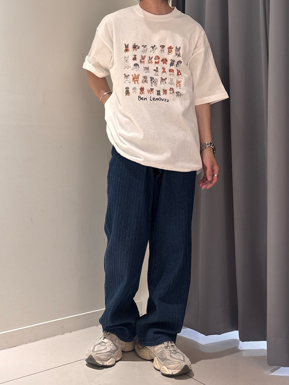 ブルー系のその他パンツを着用したメンズの春コーディネートの3枚目の写真