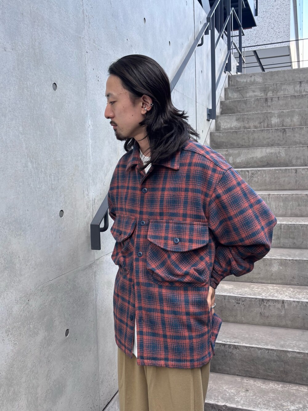 ブルー系のその他アウター、ベージュ系のその他パンツを着用したメンズの秋コーディネートの2枚目の写真