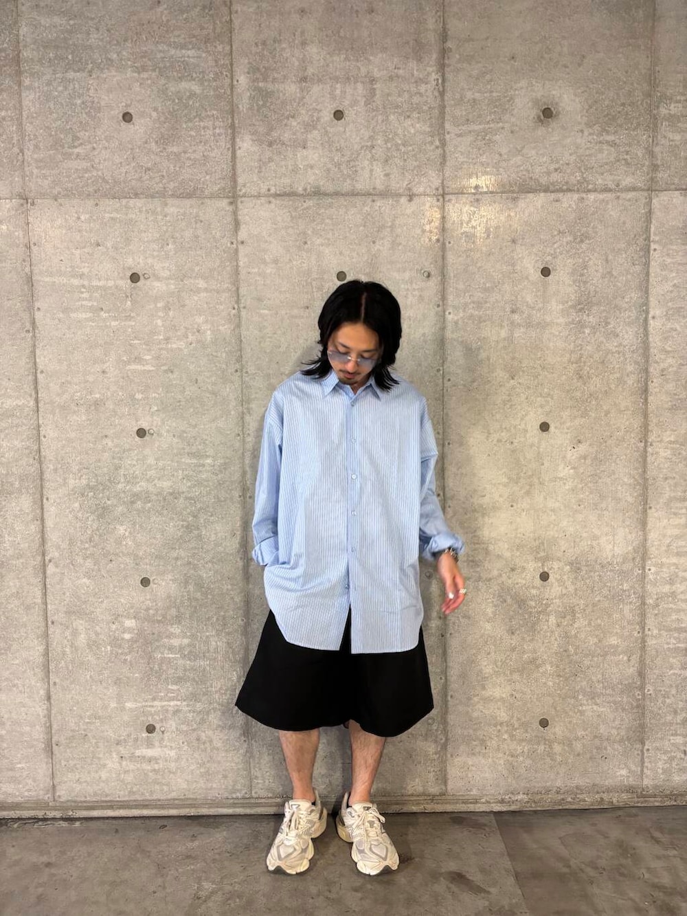 ブラック系のその他パンツ、ブルー系のシャツ/ブラウスを着用したメンズの夏コーディネートの3枚目の写真