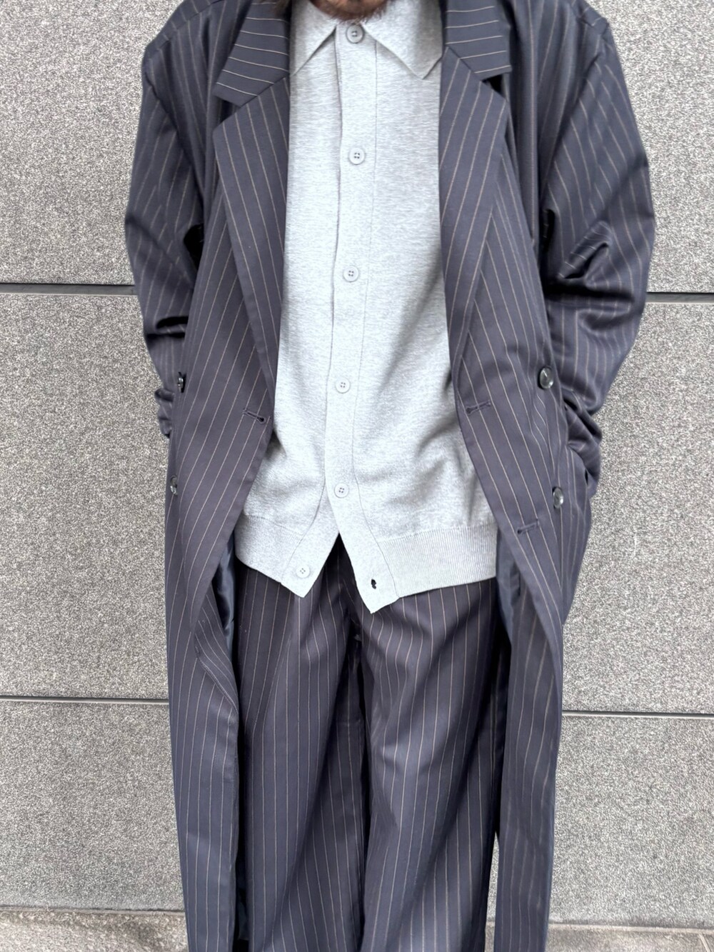 ブルー系のその他アウター、ブルー系のその他パンツ、グレー系のカーディガン/ボレロを着用したメンズの冬コーディネートの2枚目の写真