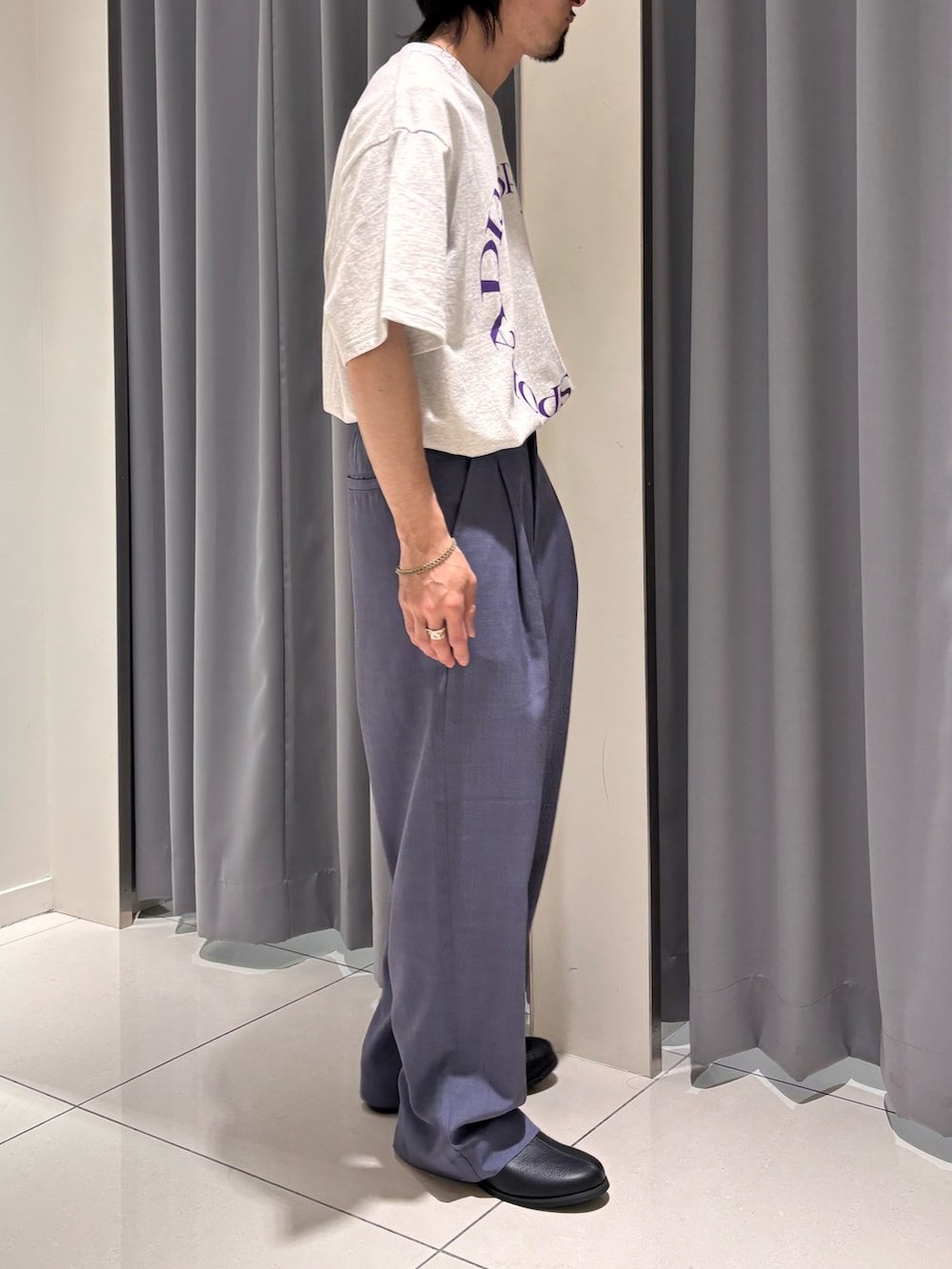 パープル系のその他パンツを着用したメンズの春コーディネートの3枚目の写真