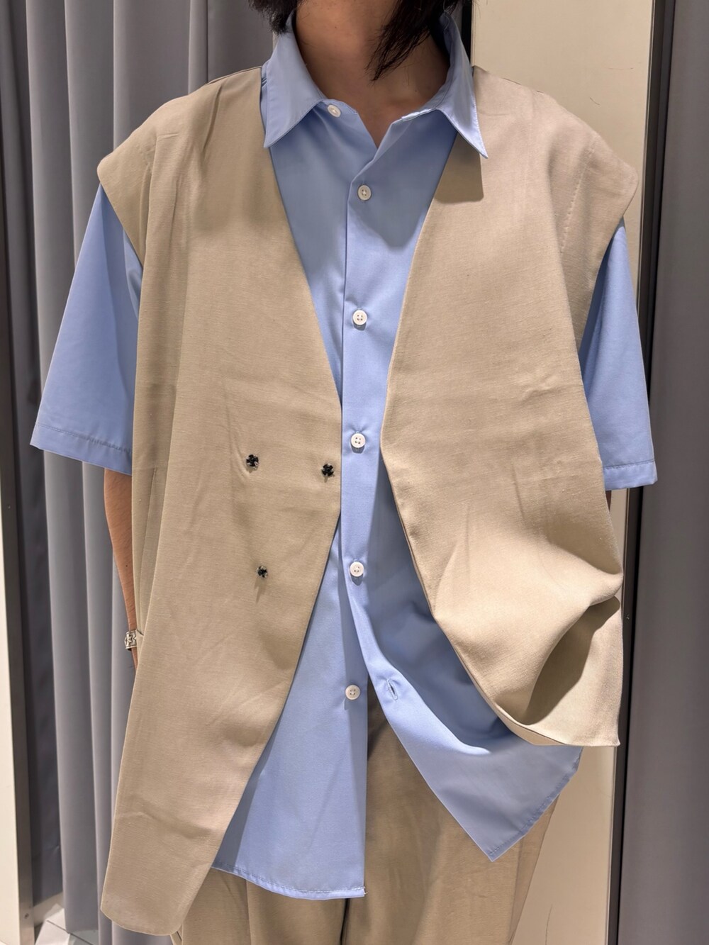 ブルー系のシャツ/ブラウス、ベージュ系のその他パンツ、ベージュ系のダウンベストを着用したメンズの夏コーディネートの4枚目の写真