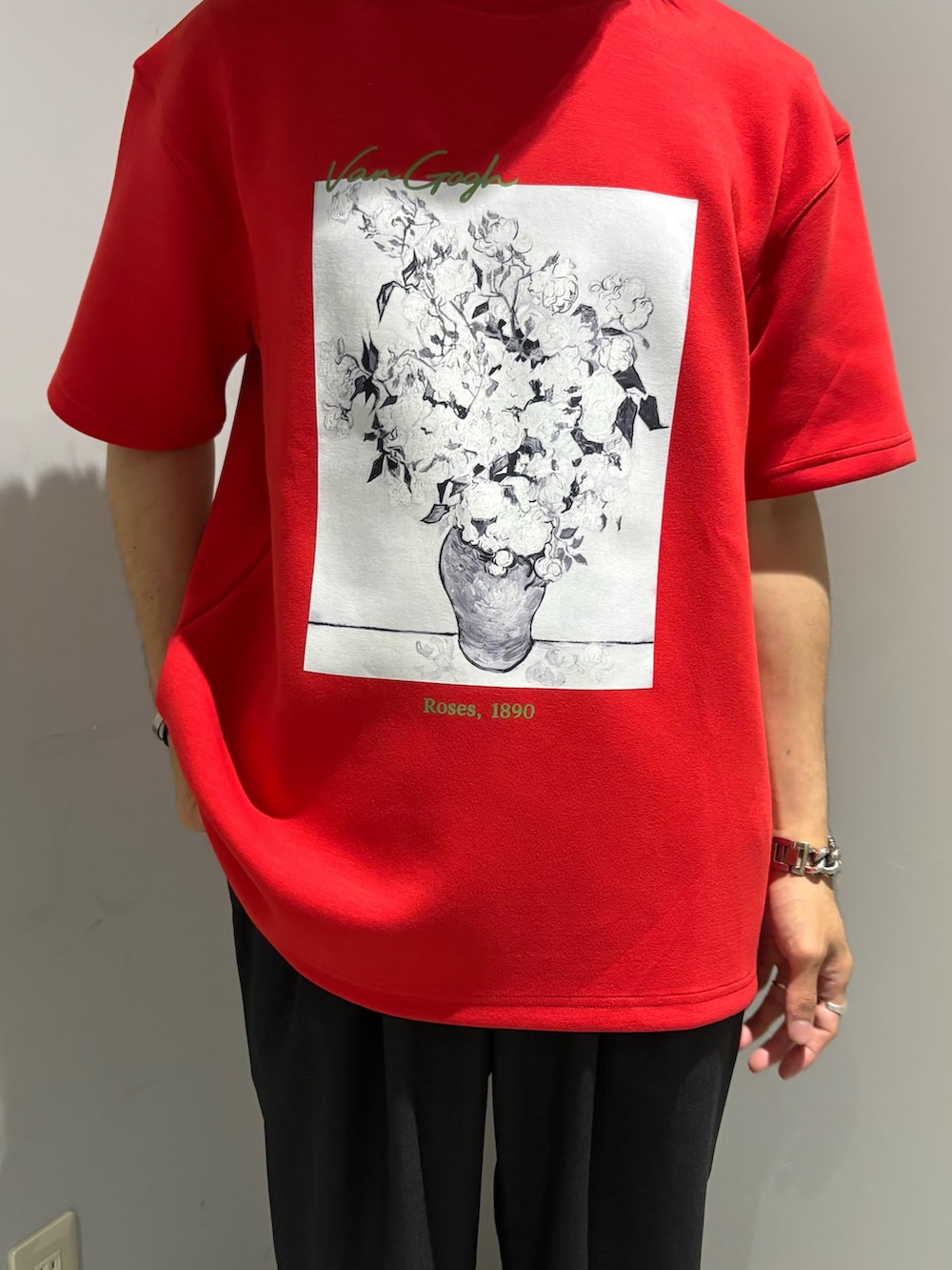 レッド系のTシャツ/カットソー、ブラック系のその他パンツを着用したメンズの夏コーディネートの2枚目の写真