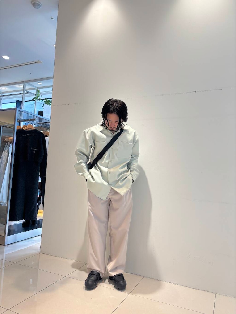 ベージュ系のシャツ/ブラウス、ベージュ系のその他パンツを着用したメンズの冬コーディネートの2枚目の写真