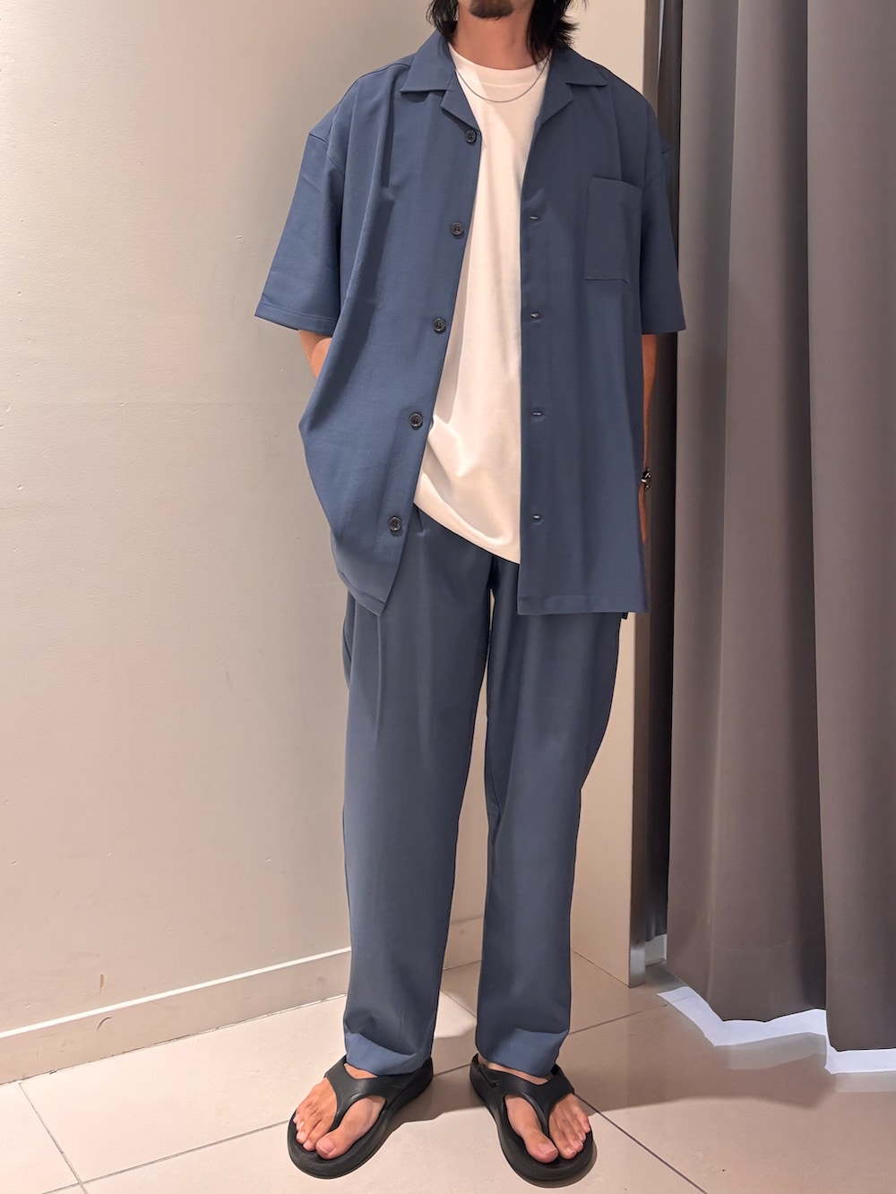 ブルー系のその他パンツ、ブルー系のシャツ/ブラウスを着用したメンズの夏コーディネートの3枚目の写真