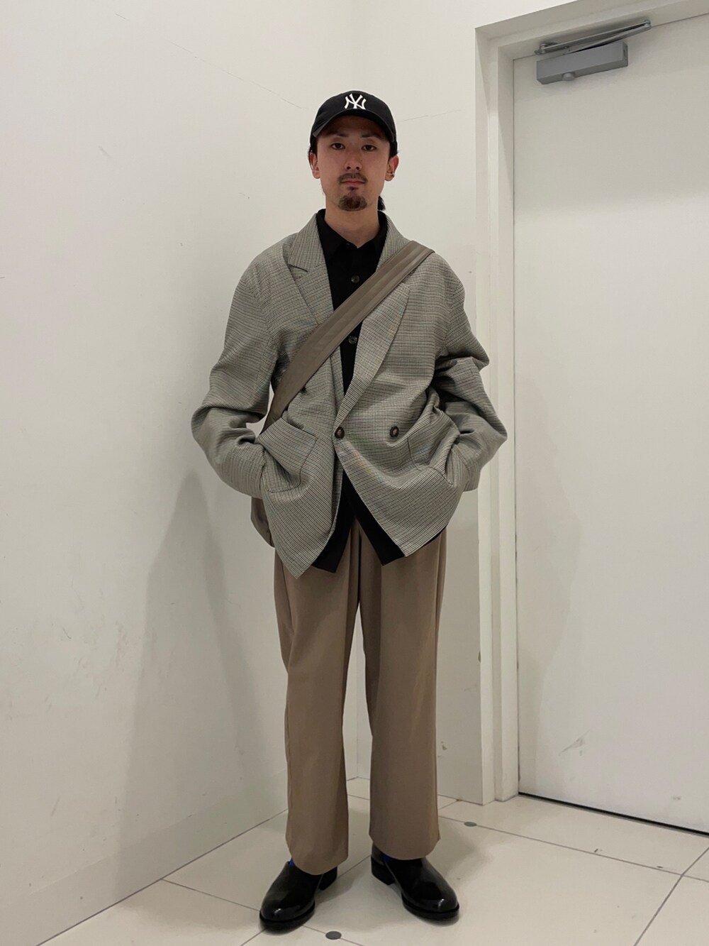 その他のその他アウター、ブラウン系のシャツ/ブラウスを着用したメンズの秋コーディネートの2枚目の写真